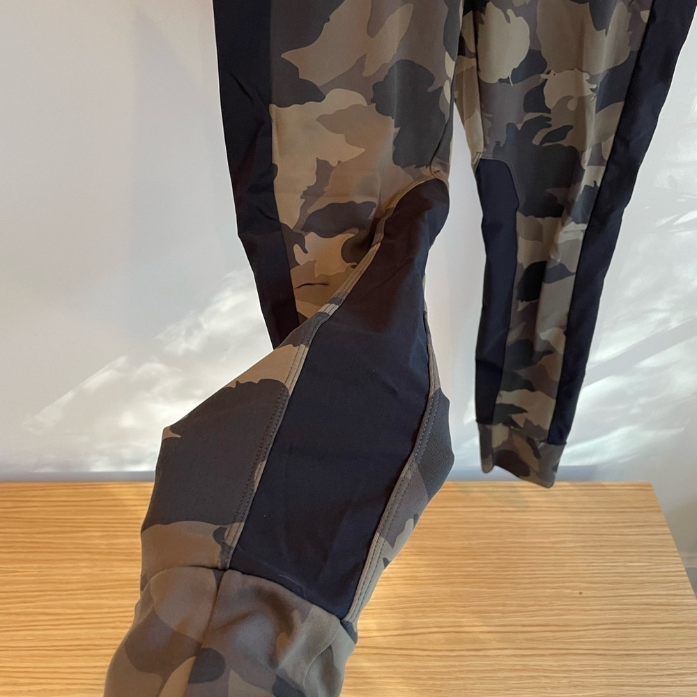 Athleta Camo 7/8 Leggings with Black Side Stripes Size S - Picture 6 of 10